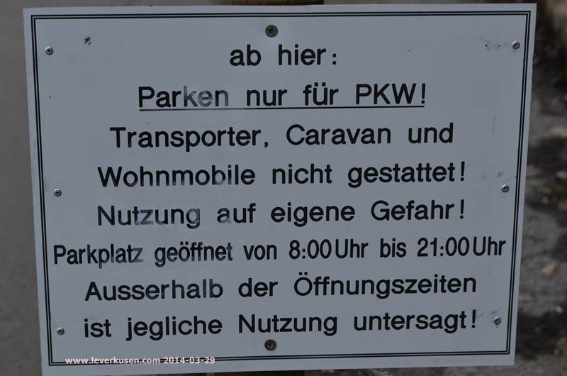 ab hier:<BR>
<U>Parken nur für PKW!</U><BR>
Transporter, Caravan und Wohnmobile nicht gestattet!<BR>
Nutzung auf eigene Gefahr!<BR>
Parkplatz geöffnet von 08:00 bis 21:00 Uhr<BR>
Aussserhalb der Öffnungszeiten ist jegliche Nutzung untersagt!
