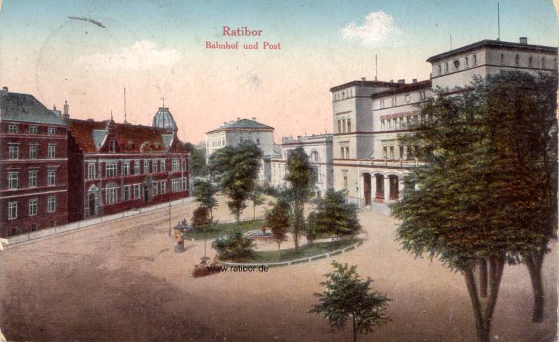 unbevölkerter Bahnhofsvorplatz in Ratibor