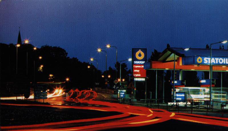 Tankstelle und Schloßbrücke bei Nacht