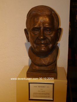 Benedikt XVI., Büste