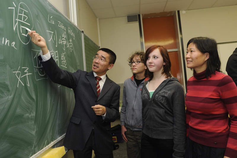 Lanxess-Personalchef Liu mit Lehrerin Comberg und Schülern