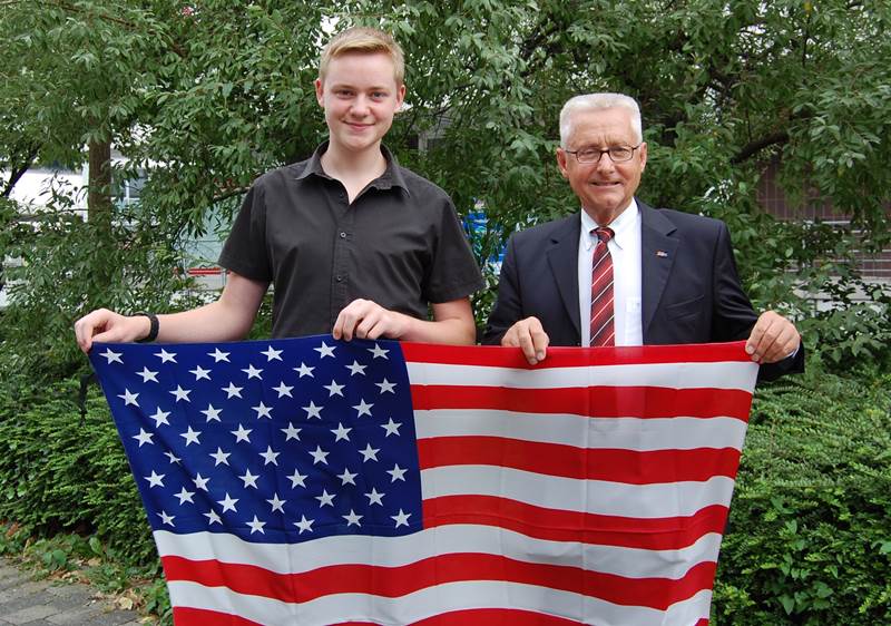 Helmut Nowak und Niklas Fritschen mit US-Fahne