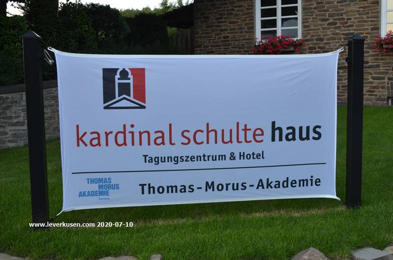 Kardinal-Schulte-Haus, Banner