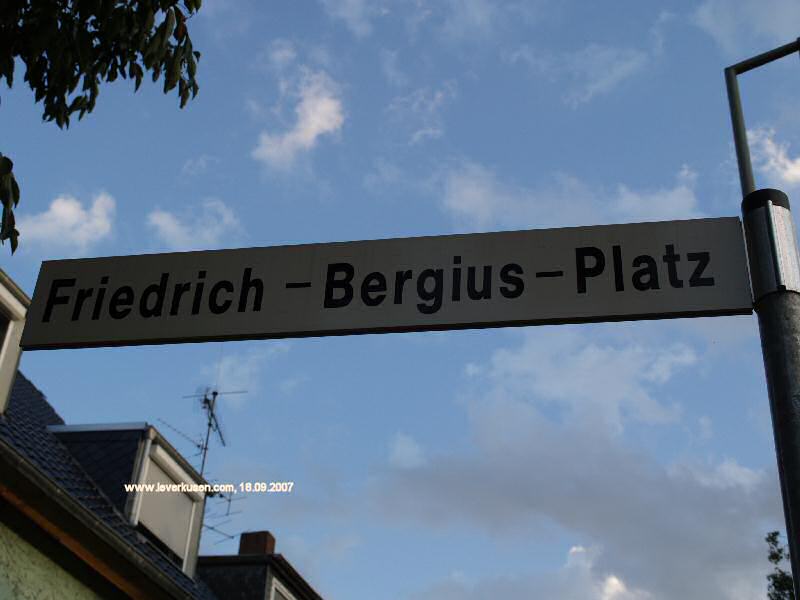 Foto der Friedrich-Bergius-Platz: Straßenschild Friedrich-Bergius-Platz