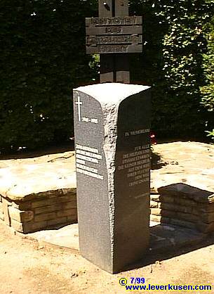 Friedhof Manfort, Ostdeutsches Ehrenmal (30 k)