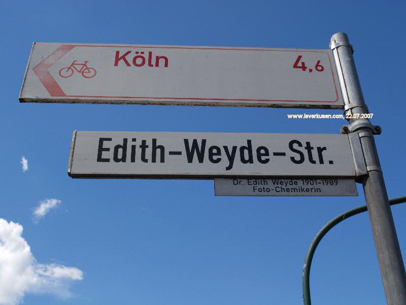 Edith-Weyde-Str., Straßenschild, Radwegweiser