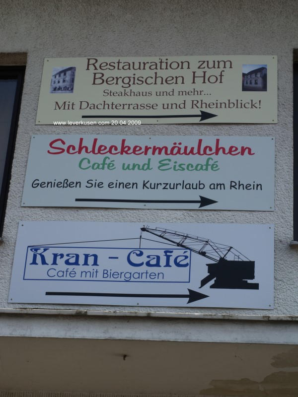Hinweisschild Bergischer Hof, Schleckermäulchen und Kran-Café