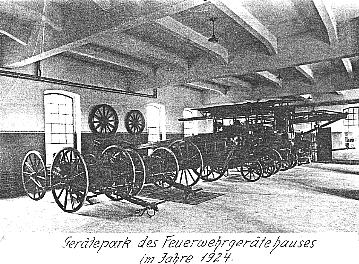 Gerätepark des Feuerwehrgerätehauses 1924 (38 k)