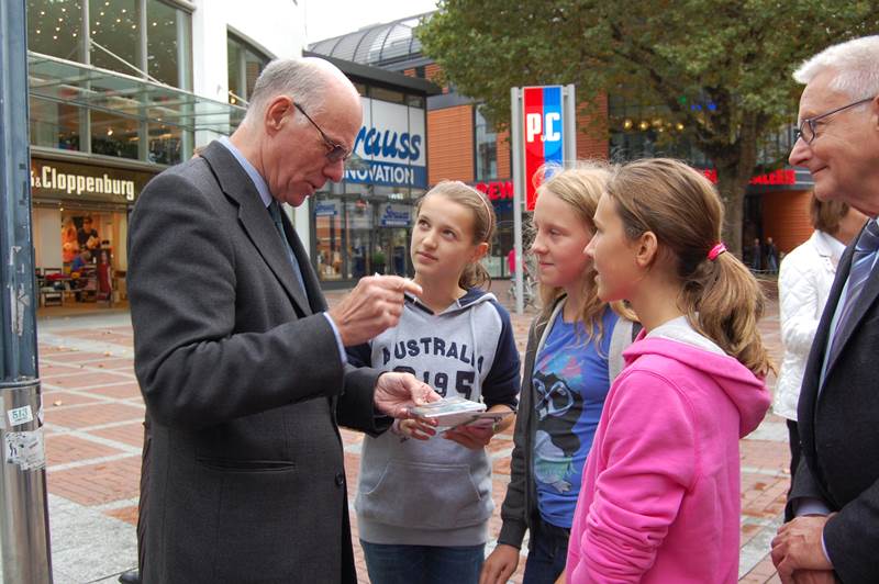 Norbert Lammert mit Schülerinnen