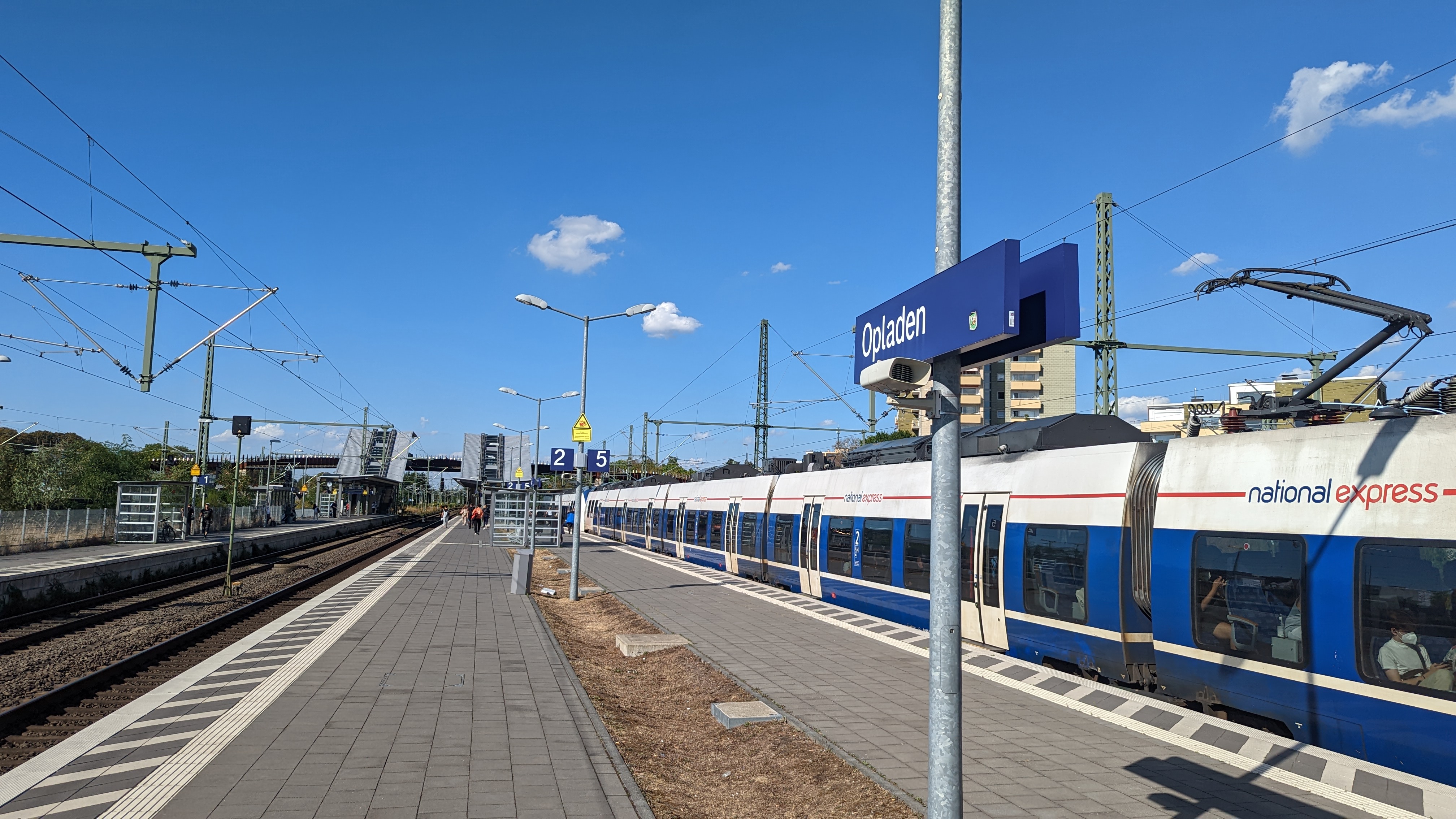 Stehende RB48 am Bahnhof Opladen