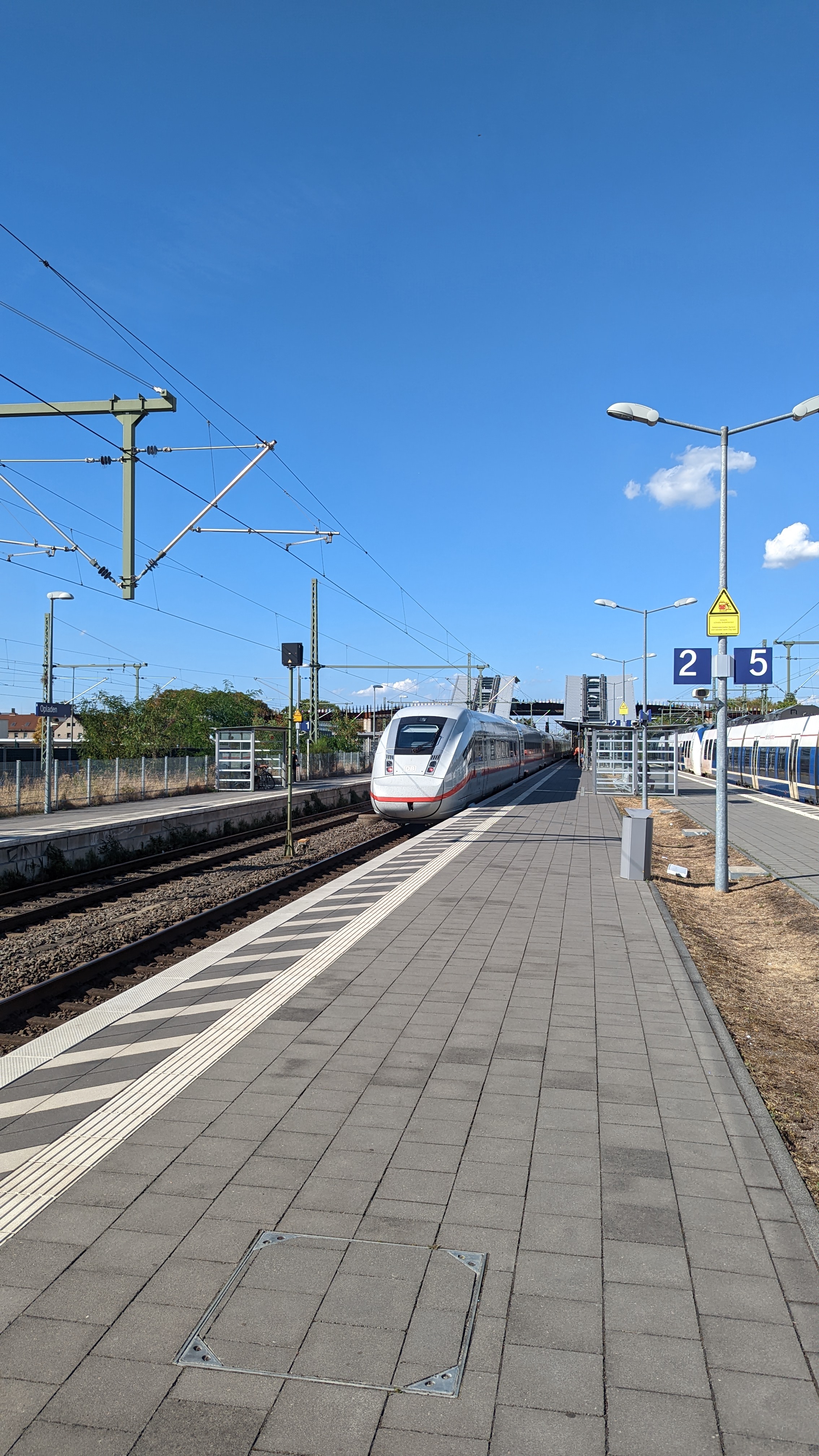 Durchfahrender ICE am Bahnhof Opladen