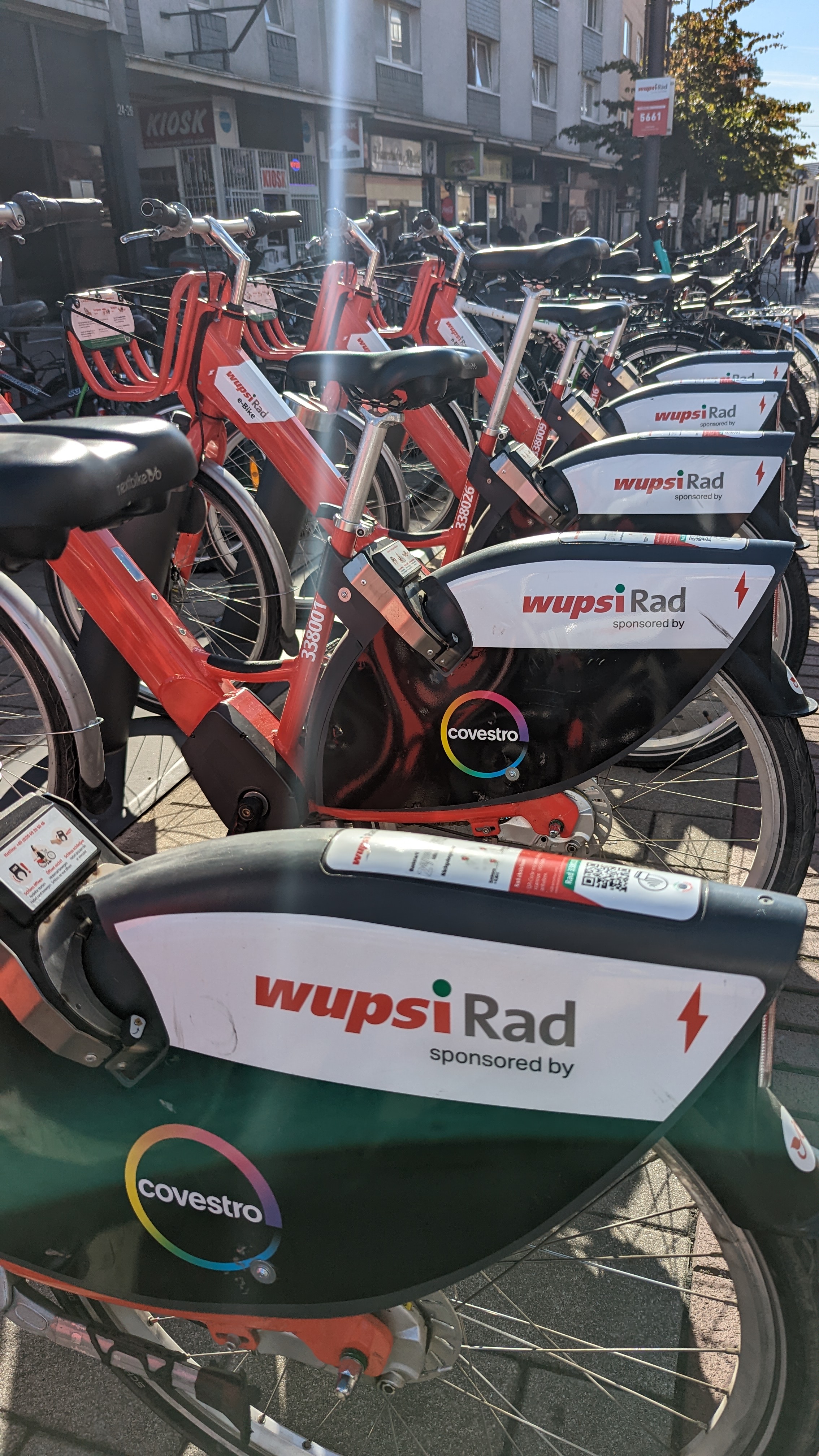 wupsi-Rad-Abstellplatz am Busbahnhof Opladen: viele Fahrräder stehen zur Nutzung bereit.
