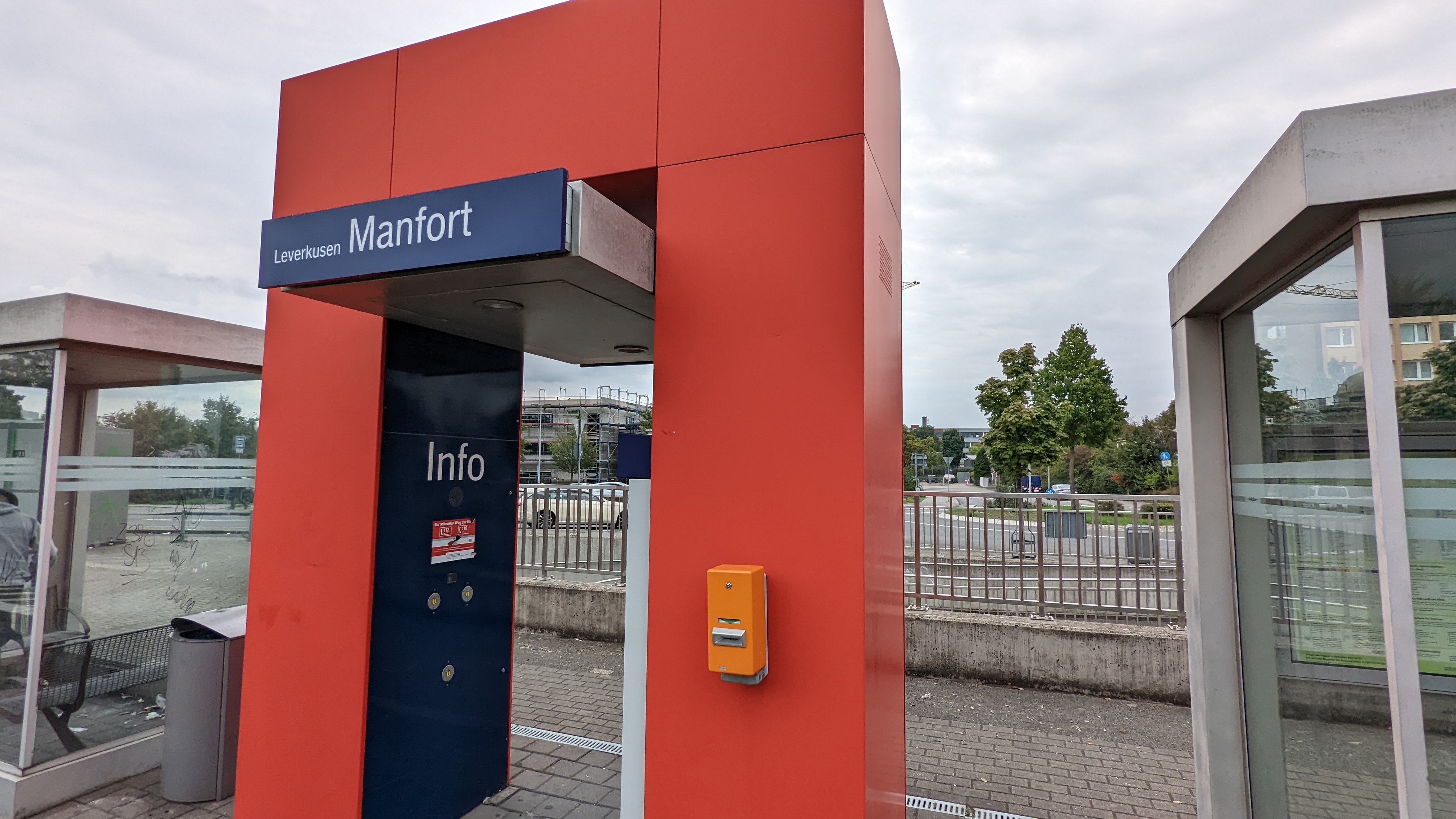 Die Info-Säule am Bahnhof Leverkusen-Manfort mit Ticket-Entwerter unf Fahrkakrtenautomat.