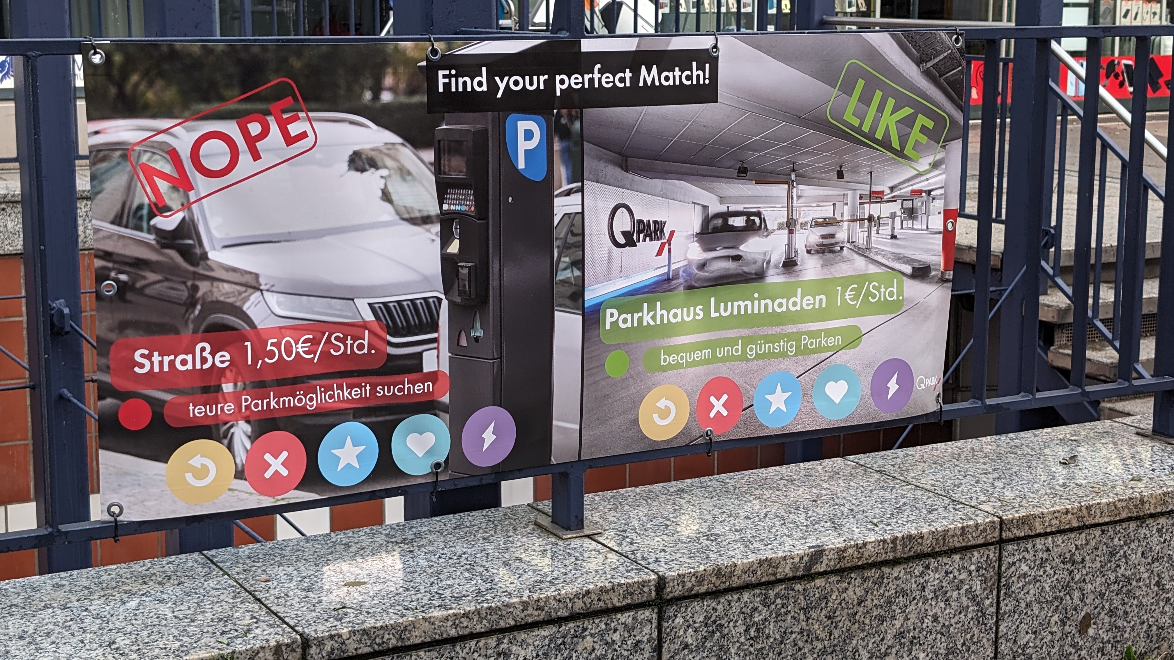 Ein Werbeschild, dass dafür wirbt, dass das Parken in den Luminaden 1 € pro Stunde kostet