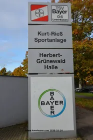 Kurt-Rieß-Sportanlage, Stele