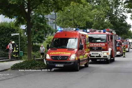Feuerwehr Leverkusen: Verkehrsunfall Karl-Carstens-Ring